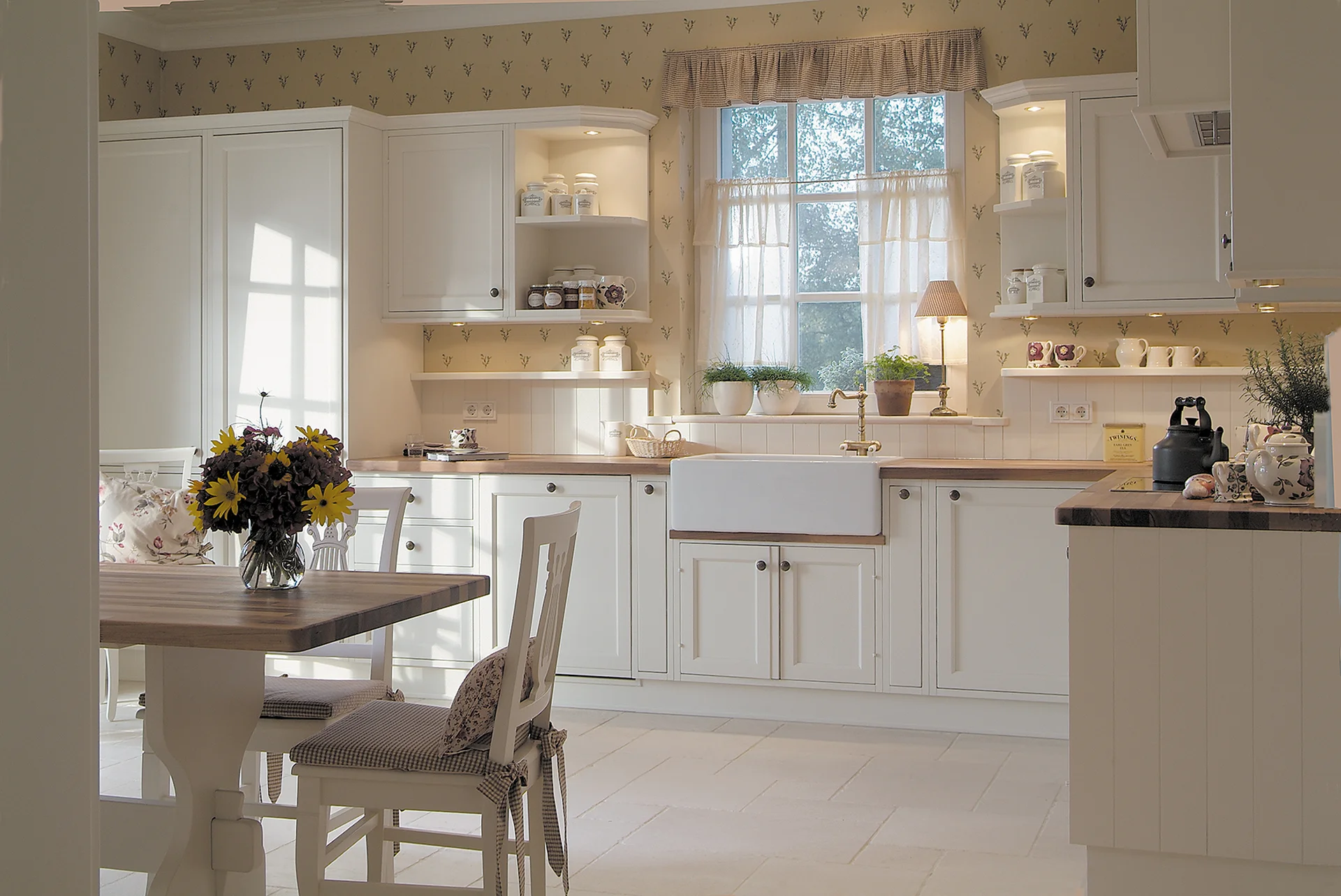 Küche mit hellen Möbeln