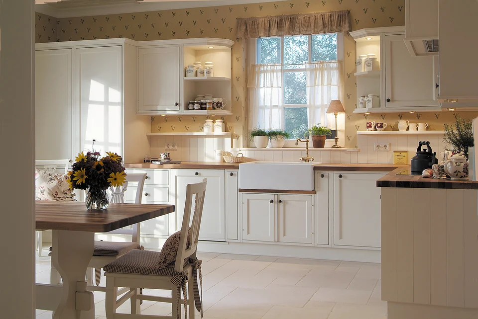 Küche mit weißer Einrichtung