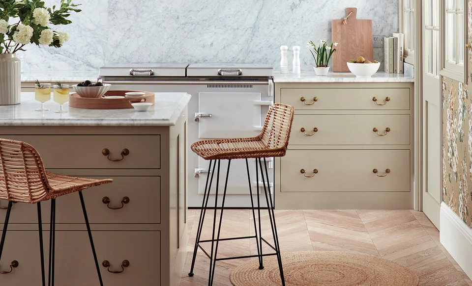 Erhöhter Barstuhl in New Shaker-Stil-Küche