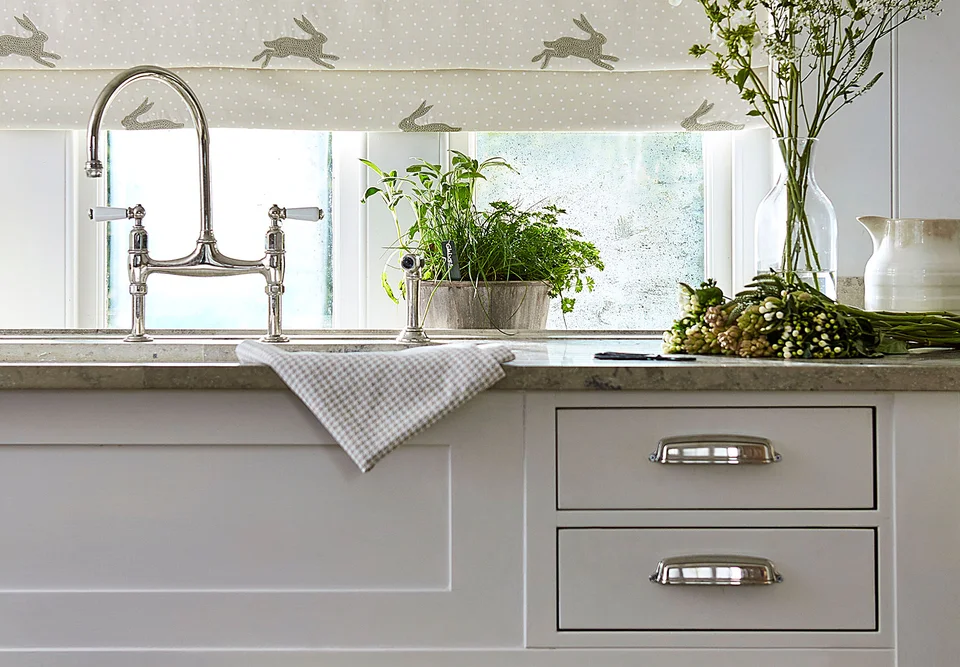 Weiße Küchenmöbel mit Pflanzen