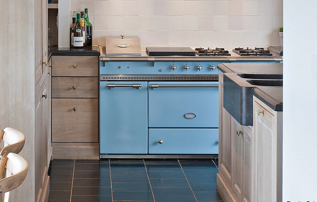 Blauer Backofen in heller Küche