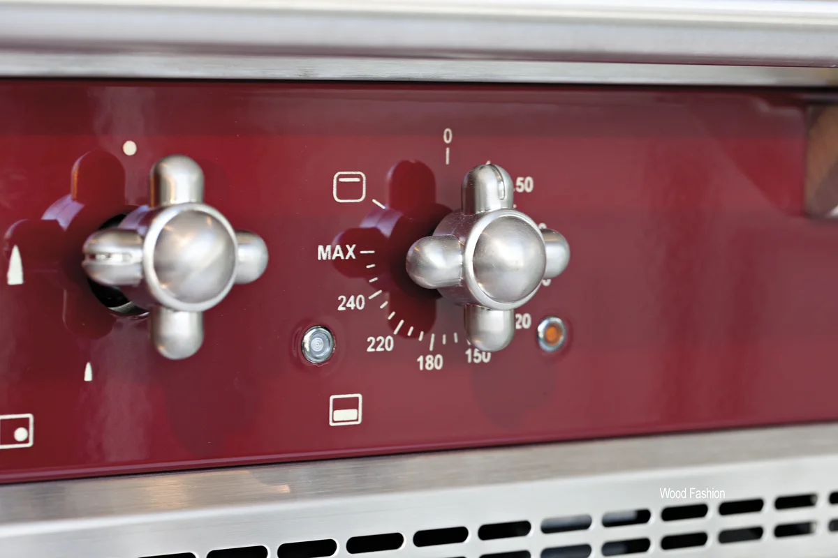 Nahaufnahme von Drehknöpfen für die Temperatur eines roten Herdes