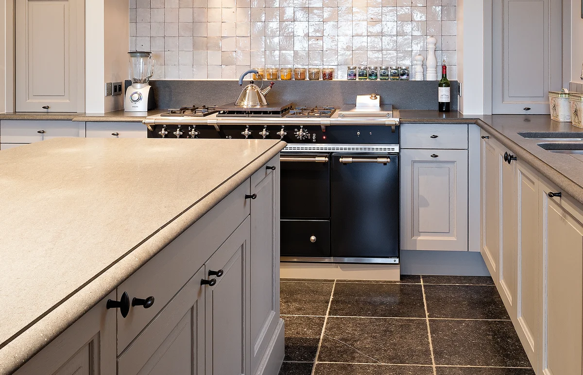 Küche mit Ofen und Kücheninsel