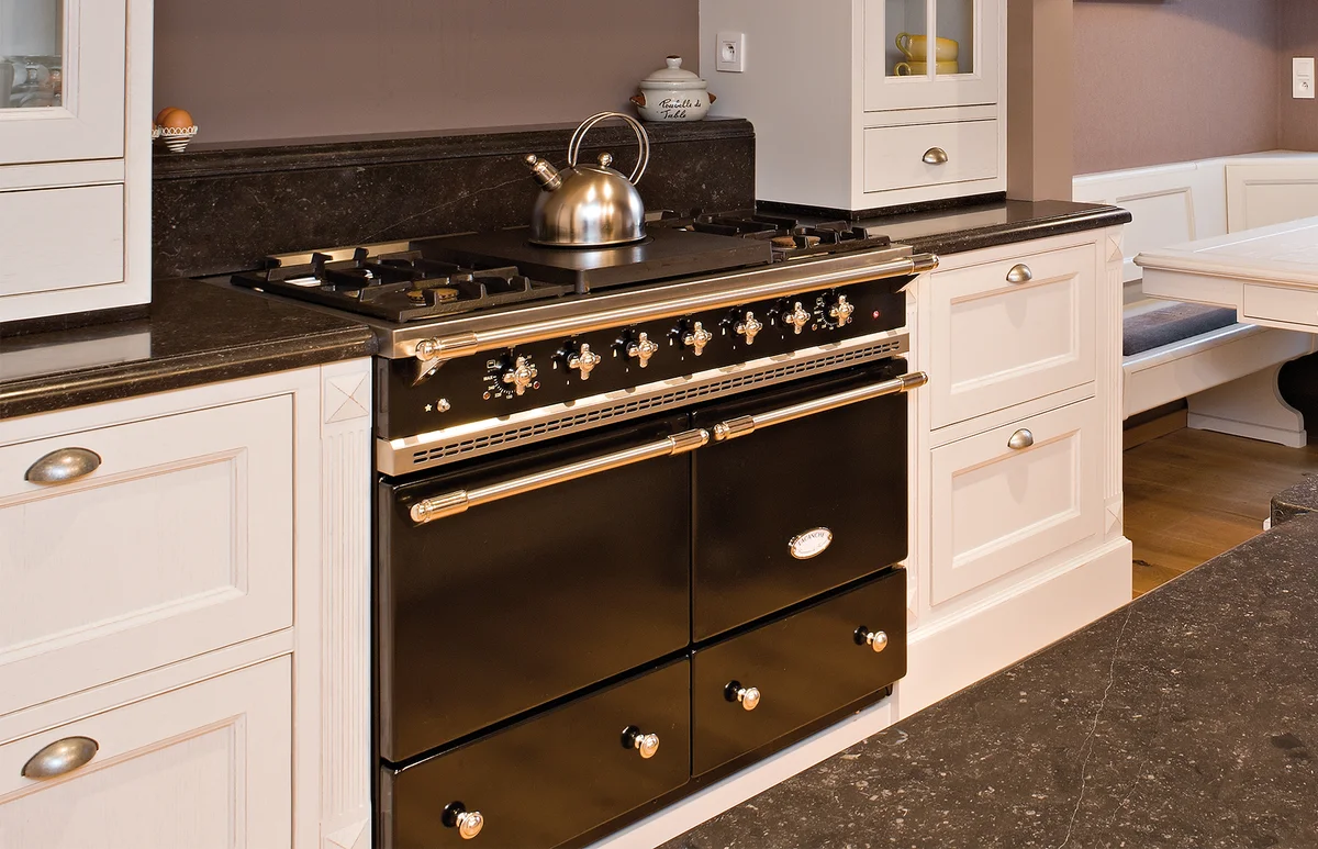 Herd im klassischen Look und dunkler Optik