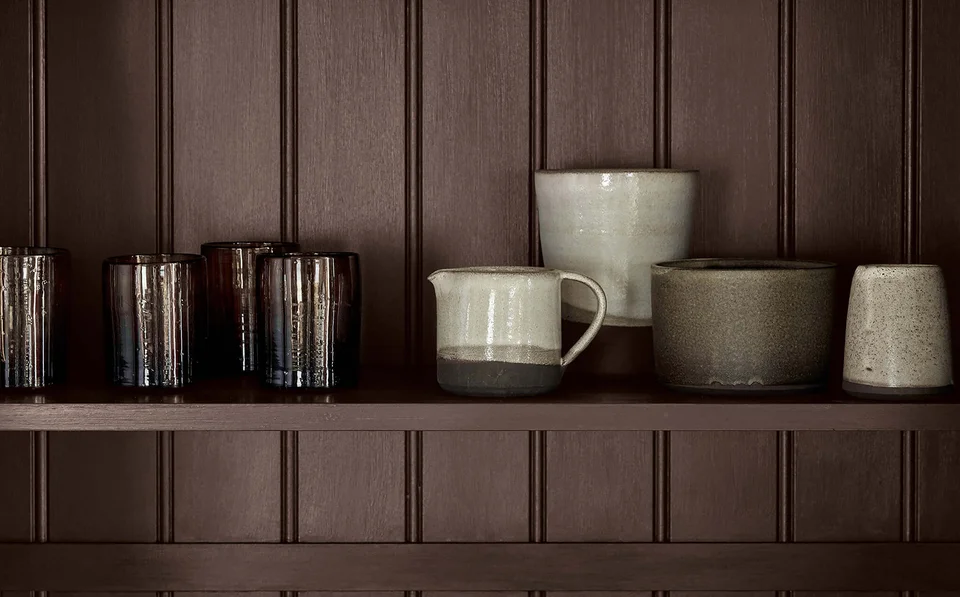 Holzregal mit Küchenutensilien