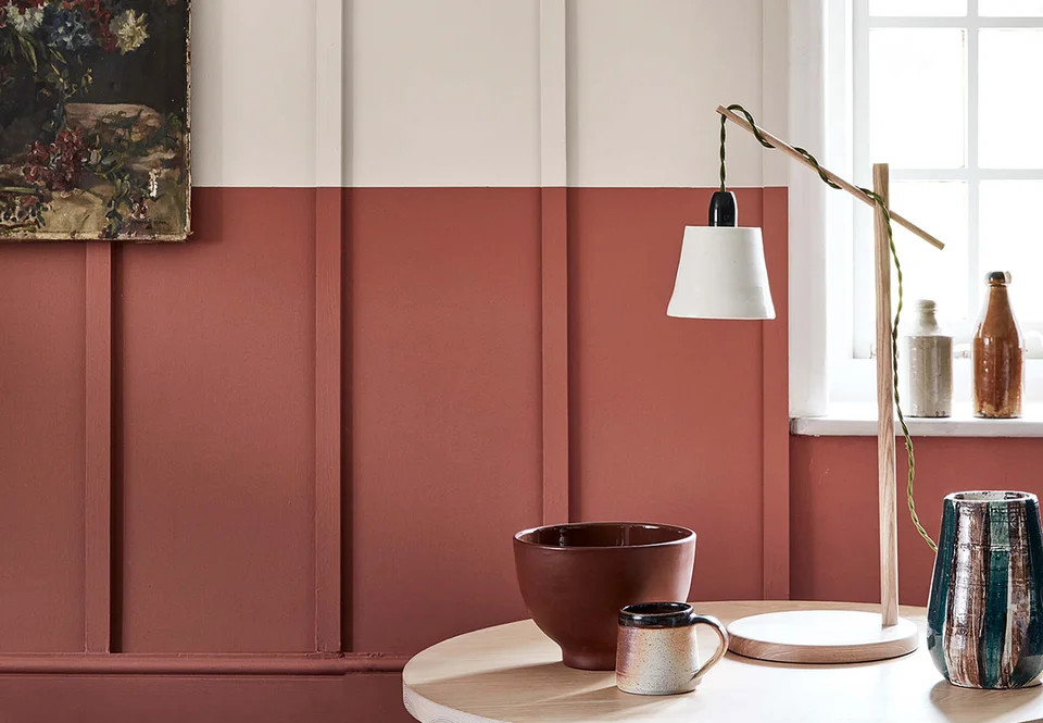 Tisch und Lampe mit industriellem Look