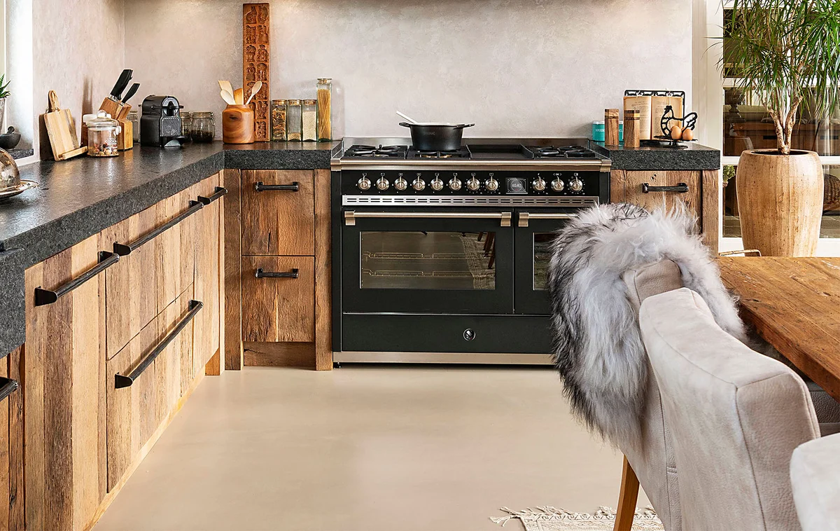 Dunkler Ofen in heller Küche mit Holzoptik