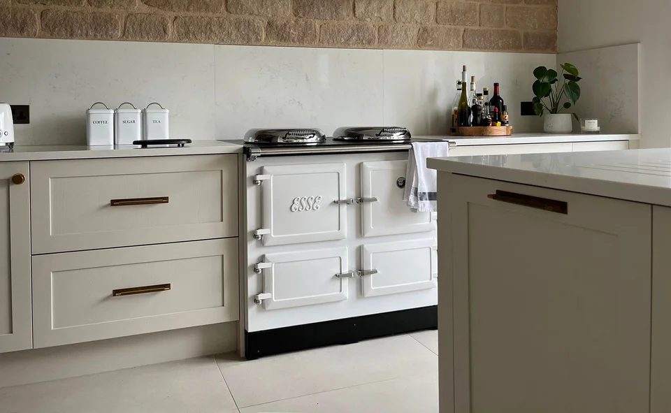 Weißer Küchenofen und Herd